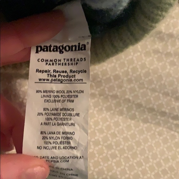 2 Patagonia winter hats - Picture 6 of 7